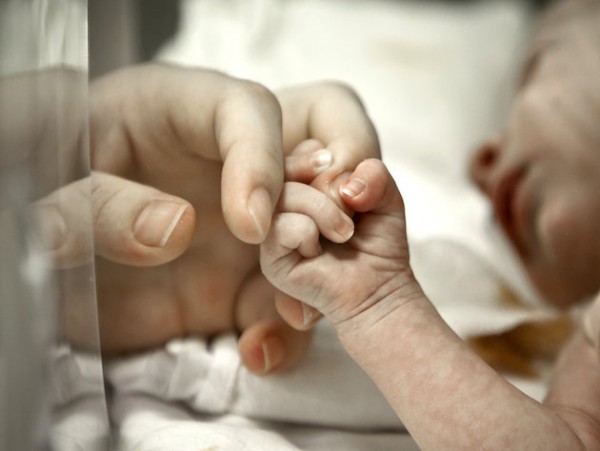 Newborn baby found alive in morgue 12 hours after being declared dead | The Sideshow - Yahoo! News